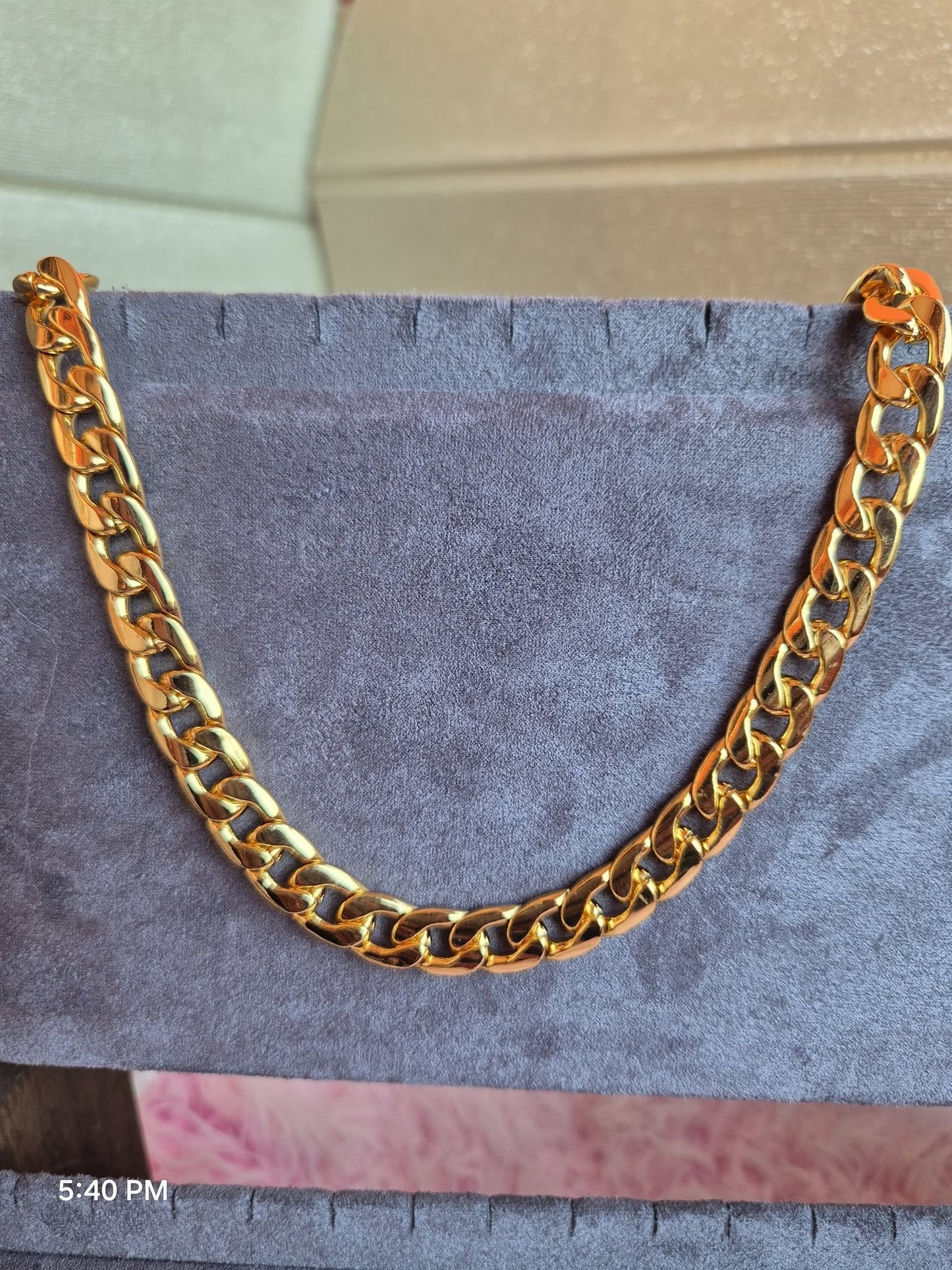 Thick necklace