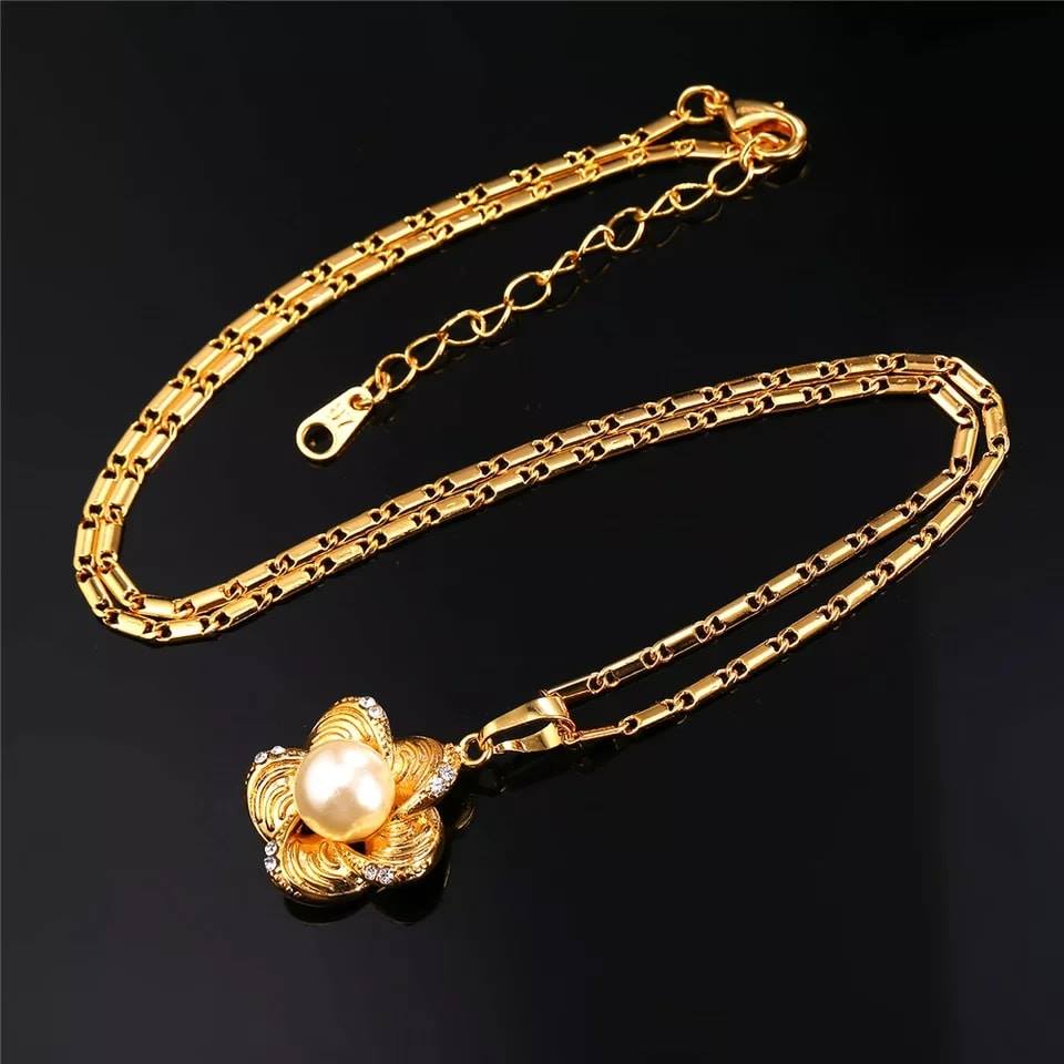 Flower pearl necklace